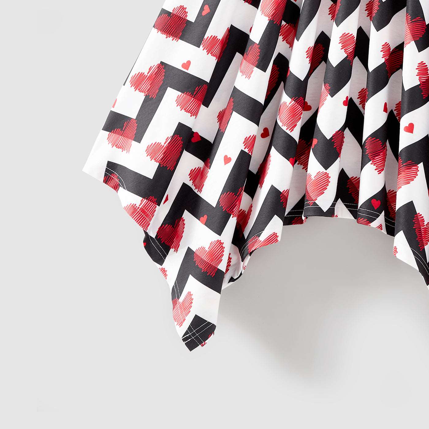 Family Matching 95% Cotton Black Short-sleeve T-shirts and Allover Heart Print Chevron Striped Asymmetric Hem Spliced Dresses Sets - 20540700